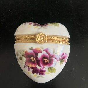 Beautiful heart shape porcelain jewelry box in great condition no damage